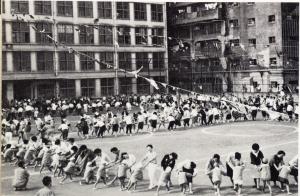 Photograph of the Hashima elementary school's Sports Day. Fathers and sons are dancing together. Showa 47.